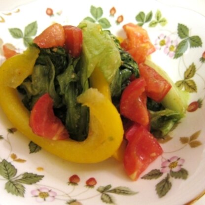 レタス＋パプリカ＋トマトで。
おいしー！叙々苑サラダみたい♪
簡単な材料でとっても美味しく出来て、これはもうリピ決定です＾＾